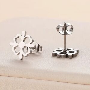Elegant Silver Flower Earrings New